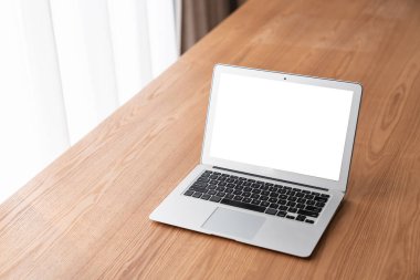 Tasarımınız için mod bilgisayardaki beyaz boş ekran monitör ekranında maket yapın