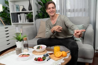 Akıllı beslenme yayıncısı kamera görüntüsü veriyor. Kanalda meyveli yoğurt ve portakal suyu içeren sağlıklı yoğurt malzemelerini sunuyor. Her öğünde vitamin ve lifin faydalarını açıklıyor. Bireysel.