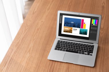 Web sayfasının modern tasarımı ve bilgisayar ekranında gösterilen ticari reklamlar için grafiksel tasarımcı yazılımı