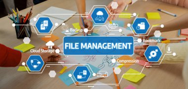 Profesyonel başlangıç grubu zihin haritası kullanarak yaratıcı pazarlama fikrini paylaşıyor. Genç yetenekli iş adamları yapışkan notlar yazarken beyin fırtınası planı yapıyorlar. Eline odaklan. - Yakın çekim. Değişik şekillerde. Dostluk