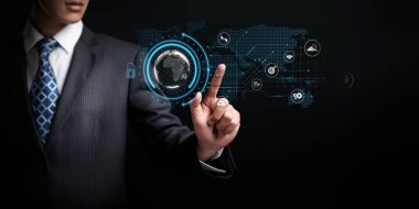 İş adamı, tahmin edilen büyük veri modellerinden gerçek zamanlı analizlere uzanan eğilimleri ve görüşleri ortaya çıkarmak için veri analizlerini derinlemesine inceleyerek, veri güdümlü kararların analitik endüstrileri nasıl ileri götürdüğünü öğrenir Faas