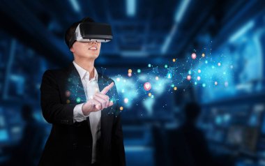 Bir işadamı, modern bir ofiste sanal gerçeklik teknolojisiyle sosyal medya bağlantısını keşfediyor, dijital çağda yenilik ve şaşırtıcı deneyimler sergiliyor. XDMCP