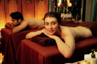 Lüks spa salonunda sıcak mum ışığı olan bir yerde deri dökülmesi tedavisi gören çift. Sağlık Spa vücut fırçasında tuz temizleme güzellik tedavisi. Sessiz.