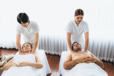 Kafkas çift müşterisi stres önleyici spa masajının keyfini çıkarıyor ve lüks otel veya oteldeki gündüz açık hava ortamında güzellik teniyle eğleniyor. Sessiz.