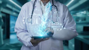 Doktorun tableti tutmasına ve DNA hologramını laboratuvarda bulanık bir şekilde yüzdürmesine yakın durun. Tıp çalışanı genetik bozukluk teşhisi ve DNA örneği hologramını inceliyor. İyileştirici.