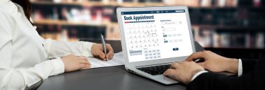 İnternet sitesinde canlı eleştiriler için çevrimiçi aplikasyon rezervasyon takvimi