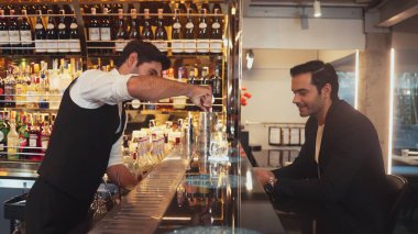 Akıllı barmen, lüks bir tezgahta arkadaşını beklerken limonlu cin kokteyli ikram ediyor. Barmen, canlı gece hayatı parti atmosferinde mükemmel hizmet veriyor. Vinosity.