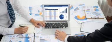 Hesap tablosu bilgi finansal başlangıç kavramı. Çevrimiçi analiz projesi için hesap tablosu belgelerinde veri ve grafikler