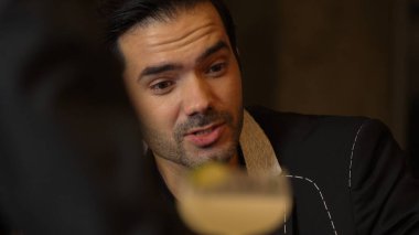 Takım elbiseli akıllı bir adam, grup veya çift olarak lüks bir barda gece hayatı yaşayan bulanık limonlu Margarita kokteyli kabuğuyla canlı sohbete girişiyor. Vinosity.