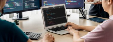 Uygulama ve program kodlaması için bilgisayar ekranında yazılım geliştirme programlama