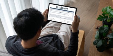 Bireysel gelir vergisi iadesi formunu İnternet sitesine koymak için çevrimiçi vergi iade formu. Vergi ödemesi ve iadesi için hükümet ağı. Vergilendirme teknolojisi kavramı.