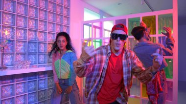 Değişik takımlarla dans ederken süslü gözlük takan yakışıklı hippi serbest stil müzikle mutlulukla dans ediyor. Beyaz hipster kulüpte parlak neon ışıkta sokak dansı yapıyor. Mutluluk.