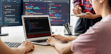 Uygulama ve program kodlaması için bilgisayar ekranında yazılım geliştirme programlama