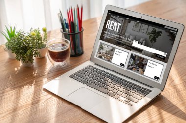 Çevrimiçi gayrimenkul kiralama araştırması bilgisayarda çok rahat. Ev kiralama sitesi çevrimiçi.