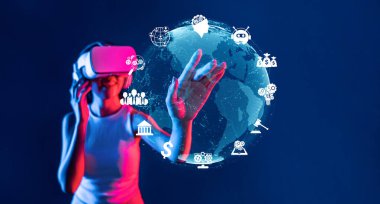 Sanal gerçeklik teknolojisine sahip genç bir kadın holografik verilerle etkileşim kurarken bir kulaklık takıyor. Canlı mavi arkaplan yenilikçi temayı geliştirir. XDMCP