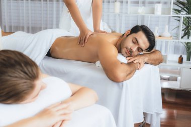 Kafkas çift müşterisi stres önleyici spa masajının keyfini çıkarıyor ve lüks otel veya oteldeki gündüz açık hava ortamında güzellik teniyle eğleniyor. Sessiz.