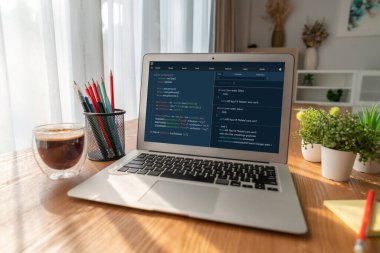 Model uygulama ve program kodlaması için bilgisayar ekranında yazılım geliştirme programlama