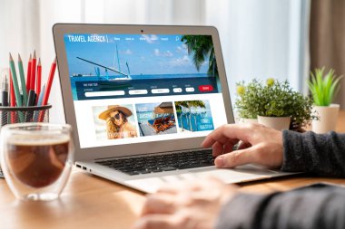 Model arama ve seyahat planlama için internet sitesi uçuş, otel ve tur rezervasyonları için anlaşma ve paket sunuyor