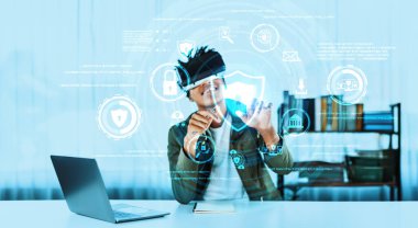 Sanal gerçeklik gözlüğü takan yetenekli bir Afrikalı adam kişisel bilgilere bakıyor. Sıradan gömlekli biri güvenlik önlemini kontrol edip analiz ediyor ve güvenlik duvarı korumasına erişiyor. Teknoloji. Yaratıcılık.