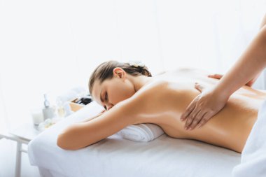 Kafkasyalı kadın müşteri stres önleyici spa masajının keyfini çıkarıyor ve lüks otel ya da oteldeki gündüz açık ortam güzellik salonunda güzellik teniyle eğleniyor. Sessiz.