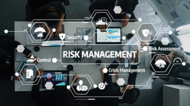 Bir risk yönetimi stratejisi oturumu sunan, veri görselleştirmeleri yoluyla gösterilen güvenlik ve kriz kontrolüne odaklanan kurumsal toplantı sahnesini birleştirmek. Dostluk