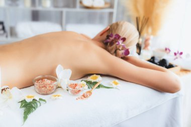 Kafkasyalı kadın müşteri stres önleyici spa masajının keyfini çıkarıyor ve lüks otel ya da oteldeki gündüz açık ortam güzellik salonunda güzellik teniyle eğleniyor. Sessiz.