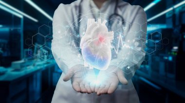 Hastanede kalp anatomisi hologramını tutan profesyonel doktorlara yakın çekim. Teknoloji yeniliklerini kullanarak kalp ameliyatına hazırlanan zeki bir tıp çalışanı. Kardiyoloji. İyileştirici.