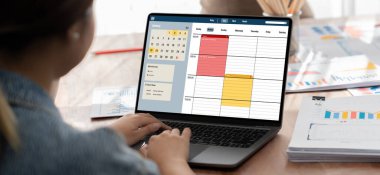 İnternet sitesinde canlı eleştiriler için çevrimiçi aplikasyon rezervasyon takvimi