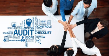 Denetim prosedürleri ve kontrol listesi geliştirme konularında işbirliği yapan dinamik bir ekip, takım çalışmasını ve profesyonel bir iş ortamında etkili iletişimi vurgular. Dostluk
