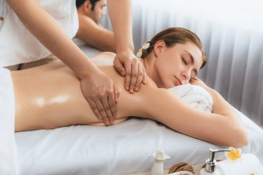 Kafkas çift müşterisi stres önleyici spa masajının keyfini çıkarıyor ve lüks otel veya oteldeki gündüz açık hava ortamında güzellik teniyle eğleniyor. Sessiz.