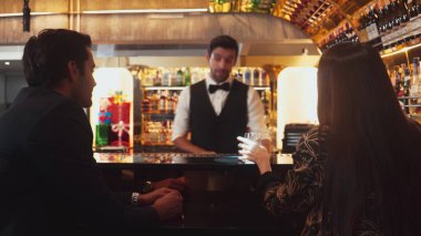 Lüks barlarda cin kokteyli ya da tonik servisi yapan zeki barmenlere odaklanmak, sıcak gece kulübünün arka planında VIP müşteri çiftiyle canlı sohbetler yapmak. Vinosity.