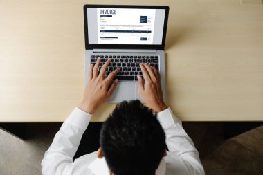 Muhasebe uygulamasından gelen fatura bilgisayar ekranında. Şirket işlerinin finans ve bütçesi için bilgisayar programı. Rahatça..