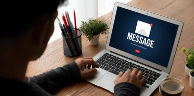 Bilgisayar ekranında rahatça görünen e-posta bildirim iletisi. Dijital pazarlama iletisi bilgi metni iş dünyasından müşteriye