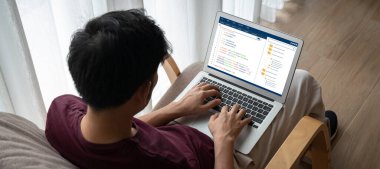 Okul eğitimi için geliştirilen kodlama ve programlama yazılımı. Basitleştirilmiş program, öğrenci çocuklar için okul sınıfında temel kodlama ve programlama eğitimi için kolay yazılım.