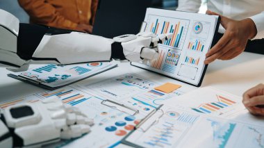 Profesyonellerle işbirliği yapan, verileri analiz eden ve bulguları grafikler ve görsel raporlarla sunan bir robot asistanın yer aldığı fütüristik bir iş toplantısı sahnesi.