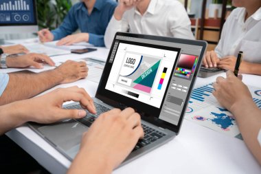 Web sayfasının modern tasarımı ve bilgisayar ekranında gösterilen ticari canlı reklamlar için grafiksel tasarımcı yazılımı