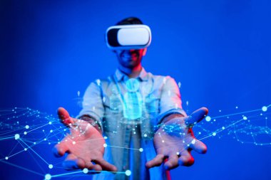 İş adamı ağ kurar, değerli bağlantılar kurar. Profesyonel ağı ve fırsatları genişletmek için etkili insanlar ağ stratejileri geliştiriyor.