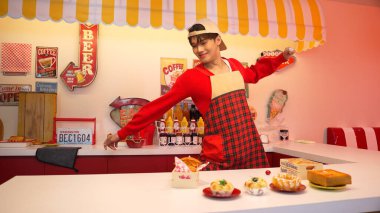 Profesyonel Asyalı restoran işçisi yemek hazırlar ve yemek barının arkasında durur. Kırmızı gömlekli ve kırmızı önlüklü mutlu garson kameraya bakarken serbest stil müziğe geçiyor. Çılgın dans. Mutluluk.