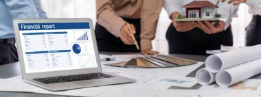 İç mimar tasarımcı grubu, daha kesin tasarım için planlar ve dizüstü bilgisayar ekran mimari yazılımı üzerinde birlikte tartışıyorlar. Modern ev tasarımı ve yenileme. İçgörü