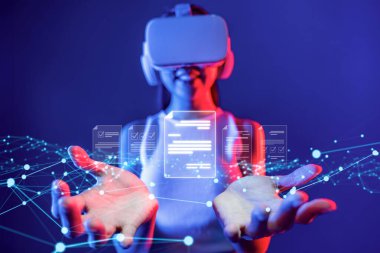 Verimli çalışma süreçleri için çevrimiçi belgeleri yöneten bir iş adamı. Tüm önemli çevrimiçi belgelerinize kolayca güvenli ve hızlı bir şekilde erişim sağlayın. FaaS