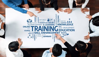 Beceri geliştirme ve profesyonel gelişime odaklanan eğitim oturumunun başlatılması, bireyler arasındaki işbirliği ve etkileşimli öğrenme yaklaşımlarının altını çizmek. Dostluk