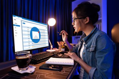 Bilgisayar ekranında canlı gösteren e-posta bildirim iletisi. Dijital pazarlama iletisi bilgi metni iş dünyasından müşteriye