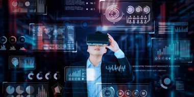 Finansal verileri analiz ederken veri merkezinde duran kulaklıklı bir iş adamı. Yönetici, pazarlama istatistiklerine bakıyor ve karar verirken arttırılmış gerçeklik gözlükleri kullanıyor. Yaratıcılık.