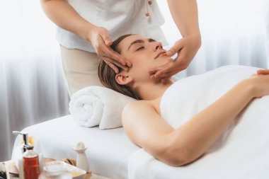 Kafkasyalı kadın stres önleyici kafa masajından ve lüks tatil beldesi ya da otel spa salonundaki modern ışık ortamında yüz güzelliği eğlencelerini şımartmaktan hoşlanıyor. Sessiz.