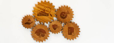 Bu resim, çeşitli yönetim kavramlarının yer aldığı ahşap vitesleri sergiliyor, stratejinin ve iş dünyasındaki büyümenin görsel olarak cazip bir temsilini yaratıyor. Dostluk