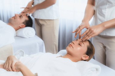 Kafkasyalı çift stres önleyici kafa masajının keyfini çıkarıyor ve lüks otellerde ya da otel spa salonlarında gündüz kaplıcalarında yüz güzelliği eğlencelerini şımartıyor. Sessiz.