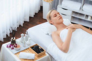 Kafkasyalı kadın müşteri stres önleyici spa masajının keyfini çıkarıyor ve lüks otel ya da oteldeki gündüz açık ortam güzellik salonunda güzellik teniyle eğleniyor. Sessiz.