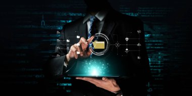 Verimli çalışma süreçleri için çevrimiçi belge dizinlerini yöneten iş adamı. Tüm önemli çevrimiçi belgelerinize kolayca güvenli ve hızlı bir şekilde erişim sağlayın. FaaS