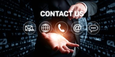 Profesyonel bir işadamı, müşteri hizmetlerini geliştirmek için çeşitli iletişim yöntemlerini temsil eden dijital ikonlar ve araştırma ve destek için çevrimiçi etkileşimler sergiliyor. XDMCP