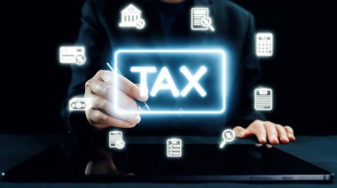 Bir iş adamı, finansal simgelerle çevrili dijital bir tablete 